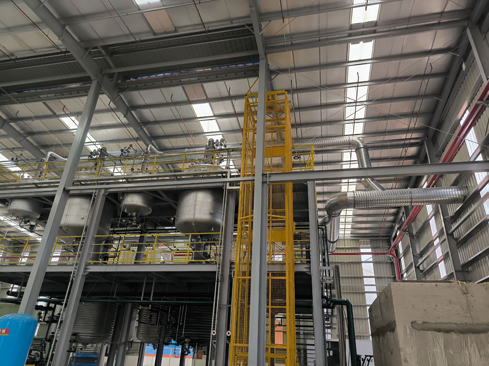 Quy trình xử lý khí thải công nghiệp: Khí bẩn → Lọc bỏ bụi → Tháp hấp phụ than hoạt tính (khử mùi, giữ VOC, dung môi) → Quạt hút ly tâm → Khí sạch ra môi trường.