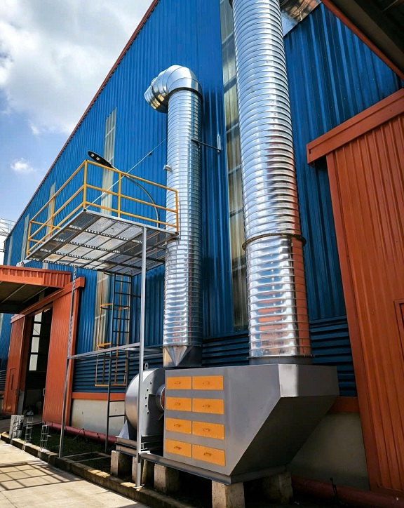Hệ thống xử lý khí thải bằng than hoạt tính — Cấu tạo hoàn chỉnh bao gồm: chụp hút thu gom khí, ống dẫn gió, bộ lọc sơ cấp, tháp hấp phụ than hoạt tính, quạt ly tâm tạo lực hút và ống xả khí đạt chuẩn QCVN 19:2024/BTNMT.